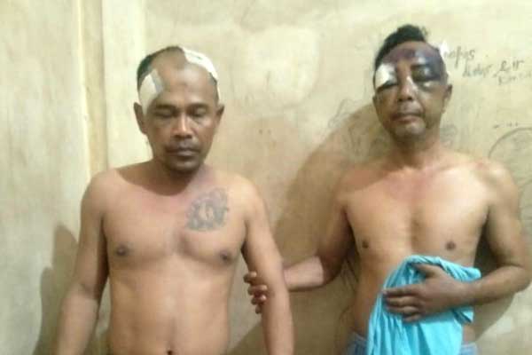DIHAJAR: Dua pelaku jambret Iwan Bahar dan Irwanto babak belur dihajar massa.