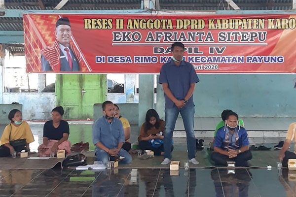 RESES: Eko Afrianta Sitepu, Anggota DPRD Karo dapil IV menampung aspirasi warga pada Reses ke-II, di Desa Rimo Kayu, Kecamatan Payung, Kabupaten Karo.