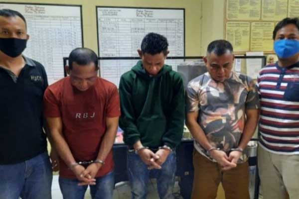 DIAMANKAN: Tiga pengedar narkotika jenis ekstasi, diapit personel Satres Narkoba Polres Tanjungbalai.