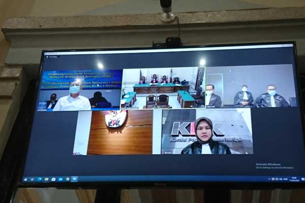 SIDANG VIRTUAL: Wali Kota Medan nonaktif Dzulmi Eldin (kiri di layar monitor), menjalani sidang putusan secara virtual, Kamis (11/6).