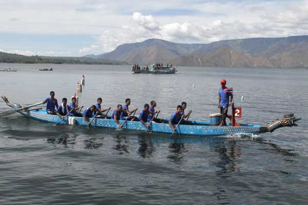 DANAU TOBA: Festival Lomba Dayung di Danau Toba, tahun lalu. Mulai Juli, objek wisata Danau Toba di Pulau Samosir kembali dibuka, tapi berlaku untuk wisatawan lokal Sumut.