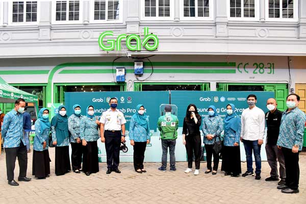 PELUNCURAN: TP PKK Sumut Nawal Edy Rahmayadi (tengah) menghadiri acara sekaligus meluncurkan Grab Bike Protection di Kantor Grab Medan Komplek CBD Polonia Medan, Senin (22/6).Setdaprov Sumut : Veri Ardian.