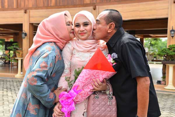 CIUM: Gubernur Sumut Edy Rahmayadi dan istri, mencium putri mereka, Siti Andira Rahmayana yang lulus menyandang gelar dokter. istimewa/sumu tpos.