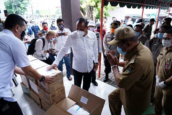 SERAHKAN: Gubernur Sumatera Utara Edy Ramayadi ketika menyerahkan bantuan APD kepada Pemerintah Kota Tebingtinggi diterima Umar Zunaidi Hasibuan.