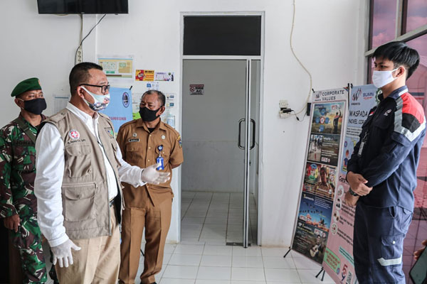 SIDAK: Jubir penanganan Covid -19 Tebingtinggi, dr Nanang Fitra Aulia dan rombongan saat sidak ke Kantor Waskita Karya, di Jalan AMD Kota Tebingtinggi.