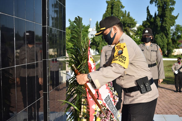 LETAKKAN: Kapolres TebingtinggI, AKBP James P Hutagaol meletakkan karangan bunga di Tugu Taman Makam Pahlawan Kota Tebingtinggi, Senin (29/6).