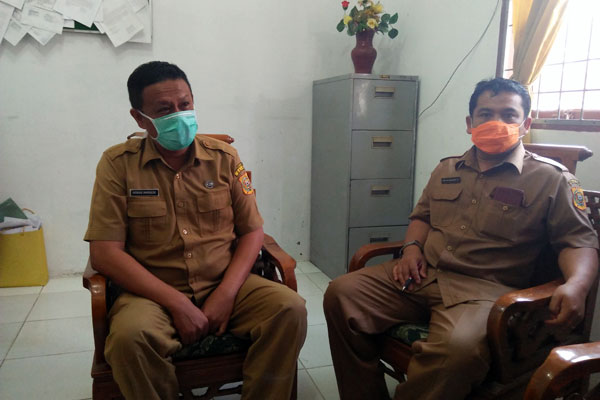 JELASKAN: Sekretaris BKPSDM Dairi, Horas Pardede didampingi Kabid Pengadaan Mutasi dan Informasi, Martua Simarmata saat menjelaskan proses lelang JPT Pratama 14 OPD di lingkungan Pemkab Dairi.