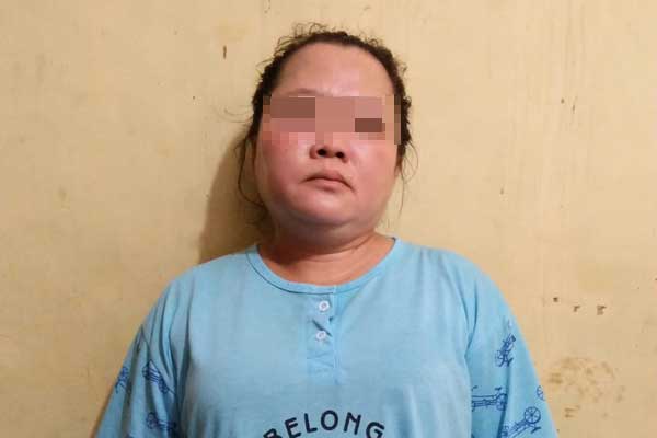 JURTUL: Seorang ibu rumah tangga berinisial AM yang menyambi jadi juru tulis judi togel saat diamankan di Mapolsek Medan Barat, Selasa (16/6). M IDRIS/SUMUT POS