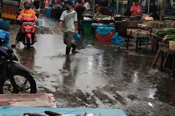 memprihatinkan: Jalan Pasar Inpres Tanjungmorawa yang kondisinya memperihatinkan. bATARA/SUMUT POS.