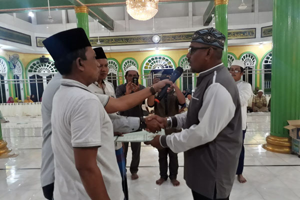 TERPILIH: Ketua BKM Masjid Ubudiyah Pangkalan Brandan periode 2020-2025, H. Syahrun Hakim SH, menerima amanah dari para jemaah peserta sidang pemilihan Ketua BKM. ILYAS EFFENDY/ SUMUT POS.