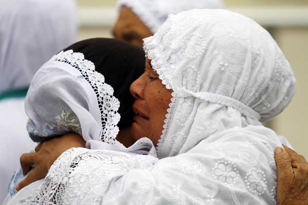 HAJI: Dua orang calon haji berpelukan, jelang keberangkatan ke Tanah Suci, tahun lalu. Tahun ini, keberangkatan jamaah haji dibatalkan karena pandemi Covid-19.