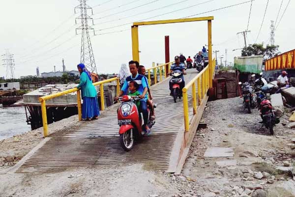PROYEK SICANANG: Sejumlah kendaraan melintas di jembatan Sicanang Belawan, beberapa waktu lalu.
