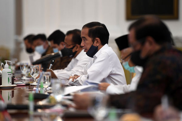 RAPAT: Presiden Joko Widodo memimpin rapat terbatas ‘Percepatan Penanganan Dampak Pandemi COVID-19’, Senin (29/6). Dalam rapat itu, Presiden meminta seluruh jajarannya memberikan edukasi ke masyarakat tentang pengurusan jenazah Covid-19 agar tidak ada lagi perebutan jenazah antara keluarga dan pihak rumah sakit.