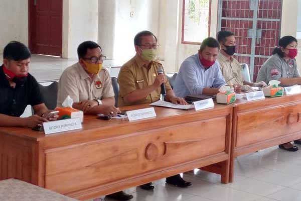 SOSIALISASI: Tampak ketua KPU Kabupaten Nias Firman Mendrofa dan komisioner lainnya, Iman Murni Telaumbanua, Sitori Mendrofa, Elisati Zandroto, Dedi Kurniaman Batee bersama Bupati Nias Drs Sokhiatulo Laoli MM pada kegiatan sosialisasi PKPU Nomor 5 Tahun 2020 kepada stackholder.