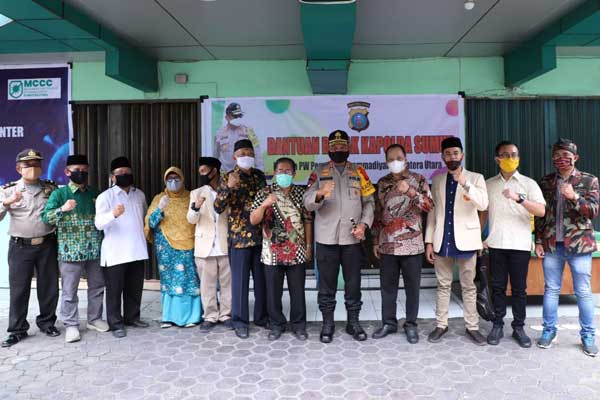 Berfoto Bersama: Kepala Kepolisian Daerah Sumatera Utara (Kapoldasu) Irjen Pol Martuani Sormin MSi berfoto bersama pihak PW Muhammadiyah Sumut. usai memberikan bantuan paket sembako, di Kantor PW Muhammadiyah Sumut, Medan, kemarin. dewi/sumu tpos.