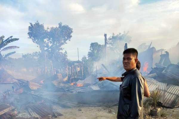 TERBAKAR: Puing-puing rumah yang terbakar di Dusun 1, Nagori Purba Tongah, Kecamatan Purba, Kabupaten Simalungun, Rabu (17/6).
