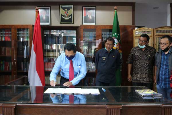 TEKEN: Kajari Karo menandatangani dua MoU dengan Pemkab Karo. ILYAS EFFENDY/ SUMUT POS