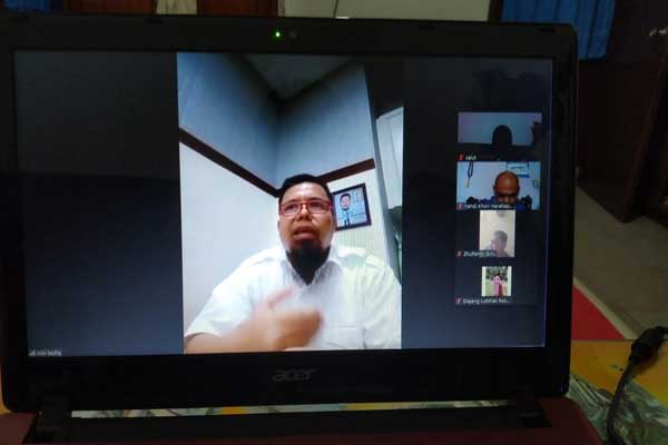 virtual: dr Ade Taufiq bersama narasumber lainnya dalam diskusi online yang digelar kelompok masyarakat Sahabat Lutfi Fauzi (SALUT), Minggu (14/6) lalu.