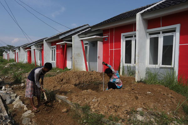 RUMAH SUBSIDI: Pekerja saat menyelesaikan rumah subsidi di kawasan Parung Panjang, Bogor, Jawa Barat, beberapa waktu.