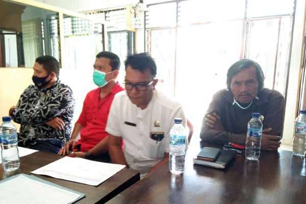 KRITISI: Anggota fraksi Demokrat DPRD Kabupaten Dairi, Bona Tindaon (kanan) mengkritik Gustu Covid-19 dinilai lemah melakukan pemeriksaan di posko perbatasan. RUDY SITANGGANG/SUMUT POS.