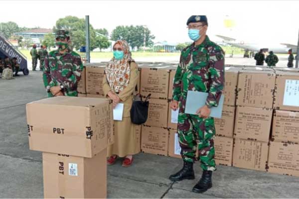 BANTUAN APD: Perwakilan Lanud Suwondo saat memberikan bantuan 5.000 APD ke Dinas Sumut, Senin (8/6)