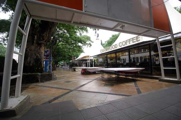 SEPI: Restoran dan cafe di Merdeka Walk, Kota Medan, sepi karena tutup selama pandemi Covid-19. Namun menjelang New Normal, sejumlah restoran di Kota Medan sudah mulai ada yang buka, meski masih banyak yang tutup.