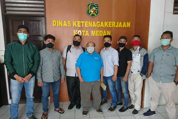 mediasi: Delapan mantan pekerja PT Kimia Farma, didampingi penasihat hukum usai melakukan mediasi di Disnaker Medan.