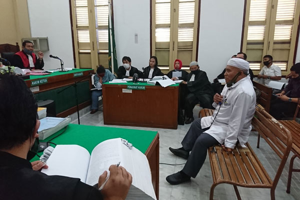 SAKSI: Mantan Wali Kota Tanjungbalai Thamrin Munthe duduk sebagai saksi padasidang dugaan korupsi.