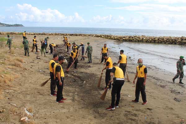 GOTONG ROYONG: Personel Polres Nias, Kodim 0213 Nias dan Dinas Kebersihan Kota Gunungsitoli gotong royong membersihkan sampah di Pantai Taman Ya’ahowu.