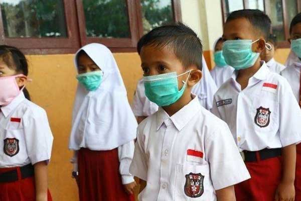 MASKER: Pelajar SD mengenakan masker di sekolahnya. Pada PPDB tahun ini, Disdik Deliserdang menerapkan protokol kesehatan secara ketat.