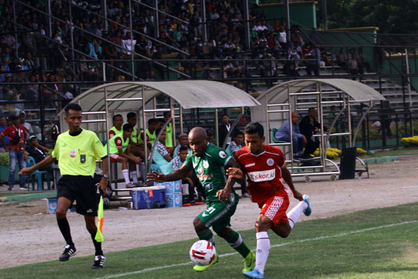 KUASAI BOLA: Pemain PSMS Medan Yohanis Nabar, saat dibayang-bayangi pemain Tiga Naga, Riau, pada laga perdana Liga 2 2020 di Stadion Teladan Medan, sebelum jeda kompetisi akibat pandemi virus corona, beberapa waktu lalu. triadi wibowo/sumut POS.