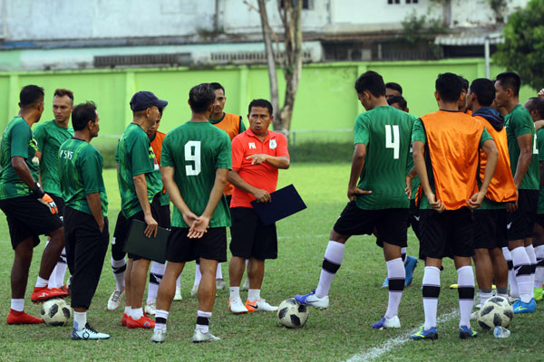 ARAHAN: Pelatih PSMS Medan Philip Hansen memberikan arahan pada sesi latihan di Stadion Mini Kebun Bunga Medan, beberapa waktu lalu.triadi wibowo/sumut POS.