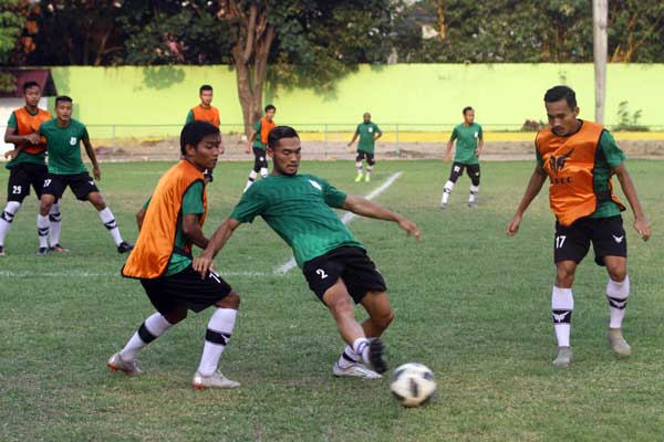 LATIHAN: Para penggawa PSMS Medan saat berlatih di Stadion Mini Kebun Bunga Medan, beberapa waktu lalu. triadi wibowo/sumut POS.