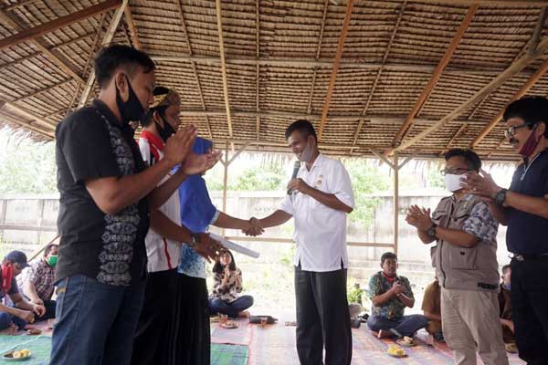 SERTIFIKAT: Lurah Belawan Bahari, Sonang Siang saat memberikan sertifikat kepada Kelompok Sadar Wisata (Pokwadis) di Belawan. facril/sumut pos