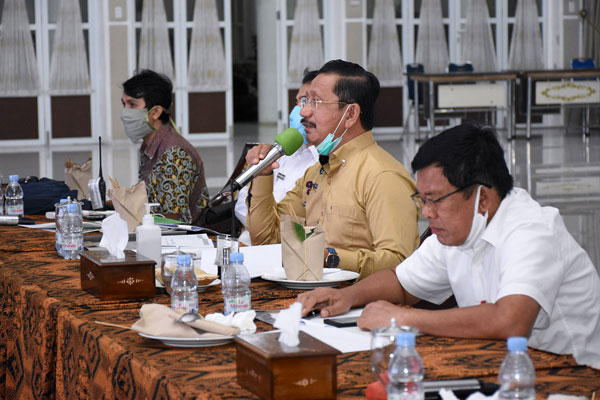 RAKOR: Asisten Administrasi Pemprov Sumut, Arsyad Lubis, mengikuti Rapat Koordinasi Persiapan Pilkada Serentak di Sumut secara virtual di Pendopo Rumah Dinas Gubernur Sumut, Rabu (24/6) malam.