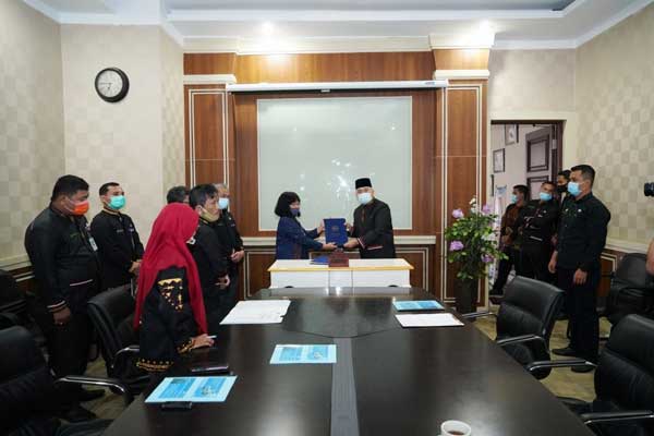 SERAHKAN: Pj Bupati Pakpak Bharat Asren Nasution menyerahkan dokumen tanah yang dihibahkan kepada Kepala BPS Pakpak Bharat, Ratnauli Naibaho, Kamis (18/6). Tamba Tinendung/Sumut Pos.
