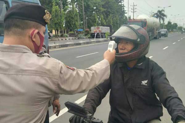 RAZIA: Petugas Kepolisian Polres Tebingtinggi, Satpol PP dan Dinas Perhubungan melakukan razia masker di Pospam Chek Point Terminal Bandar Kajum.