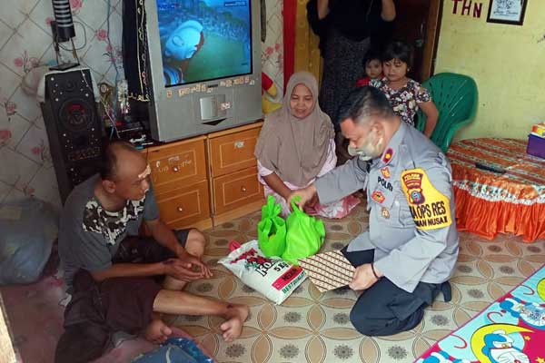 SANTUNI: Polres Belawan santuni seorang wartawan yang mengalami kecelakaan. fachril/sumut pos