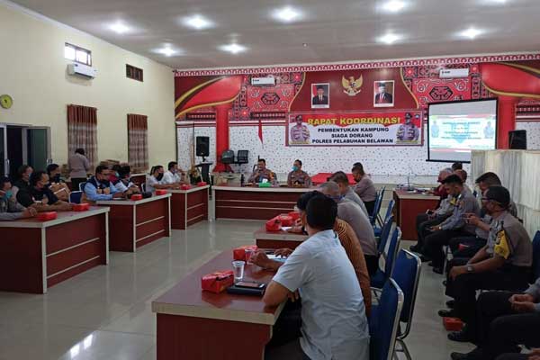 RAPAT: Polres Pelabuhan Belawan saat menggelar rapat bersama warga Hamparanperak. fahril/sumu tpos.