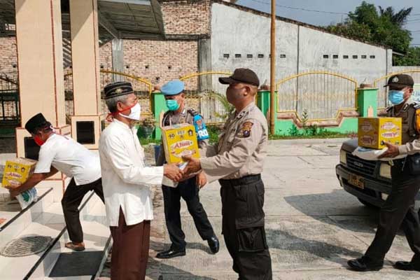 SERAHKAN: Jajaran anggota Polsek PadangHilir Kota Tebingtinggi  menyerahkan bantuan sembako ke mesjid. SOPIAN/SUMUT POS