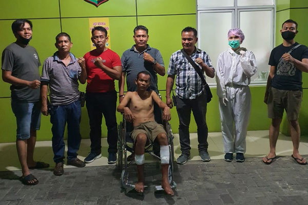 TEMBAK: Zulkifli (pakai kursi roda) tersangka perampokan dengan membacok korbnnya ditembak Polisi. 