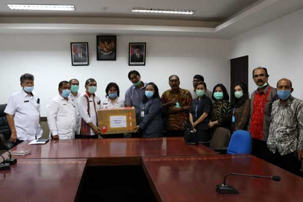 TERIma: Bupati Karo Terkelin Brahmana menerima bantuan 300 alat rapid test dari Rektor USU melalui Ketua Komisi A DPRD Karo, Inolia br Ginting.