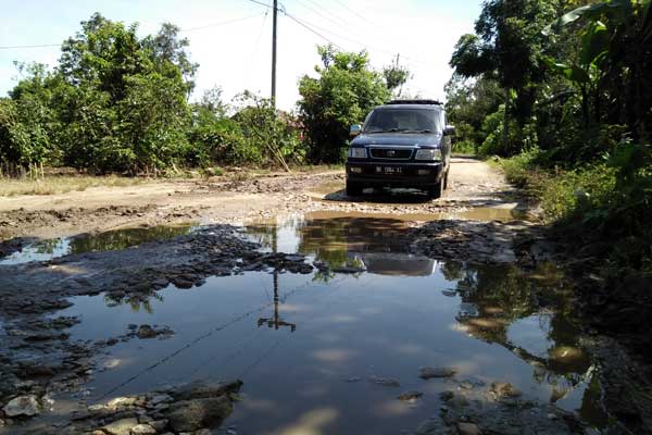 RUSAK: Kendaraan melintasi jalan rusak di ruas jalan menghubungkan Sumbul-Parikki Kecamatan Sumbul Pegagan Kabupaten Dairi.RUDY SITANGGANG/SUMUT POS.