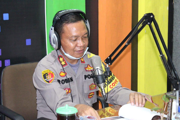 TALK SHOW: Kapolres Sergai, AKBP Robin Simatupang pada gelaran Talk Show di Radio Sergai FM, Rabu (24/6).