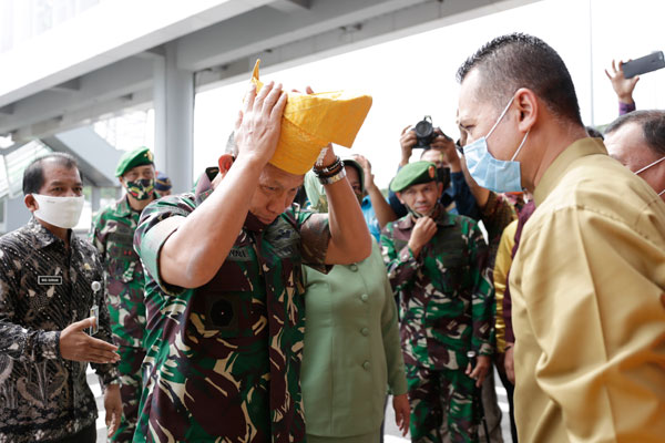 SAMBUTAN: Wakil Gubernur (Wagub) Sumatera Utara (Sumut) Musa Rajekshah menyambut langsung Pangdam I/BB yang baru Mayjen TNI Irwansyah di Bandara Internasional Kualanamu Deliserdang, Jumat (26/6).