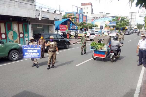 RAZIA: Tim Gugus Tugas Percepatan dan Penanganan Covid-19 Kota Binjai melakukan razia masker di Jalan Sudirman, Binjai Kota. teddy akbari/sumut pos.