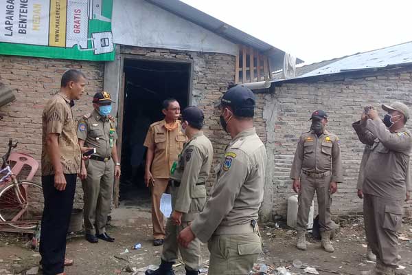 GEREBEK: Petugas Satpol PP Kota Tebingtinggi ketika mengerebek lokasi judi dindong.sopian/sumut pos.