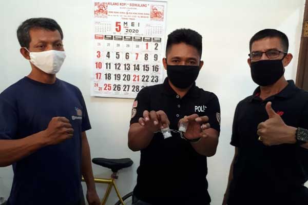 DITANGKAP: RA alias Rinal (tengah) ditangkap karena kepemilikan sabu.