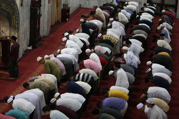 SALAT JUMAT: Suasana Salat Jumat di Masjid Agung Medan. Fatwa MUI melarang Salat Jumat bergelombang.