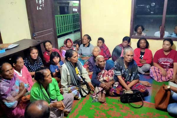 PROTES: Puluhan warga lanjut usia yang melakukan aksi protes karena tidak mendapat BLT terdampak Covid-19 di Kantor BPD Suka Babo, Kecamatan Juhar, Kabupaten Tanah Karo.